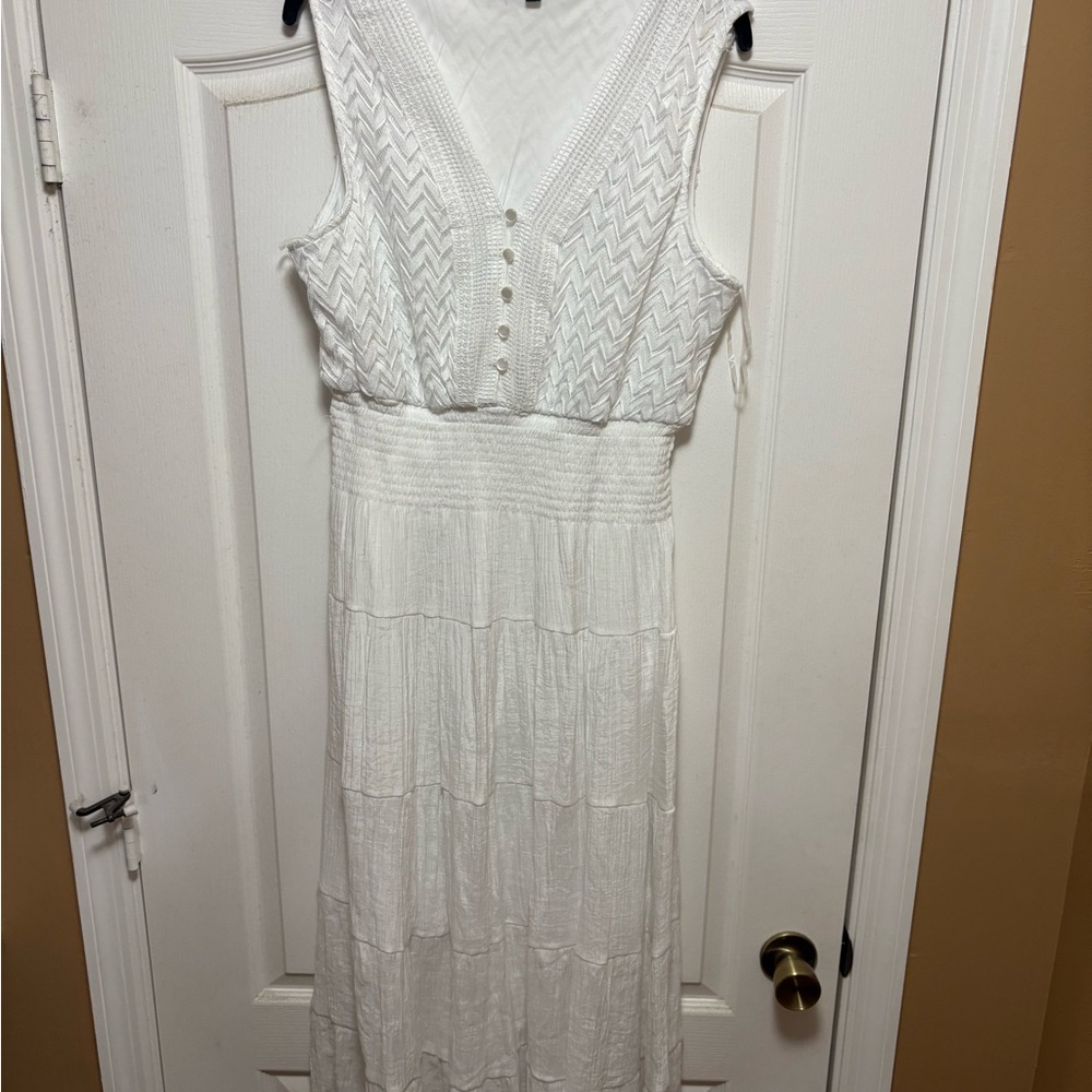Elegant White Sleeveless Dress